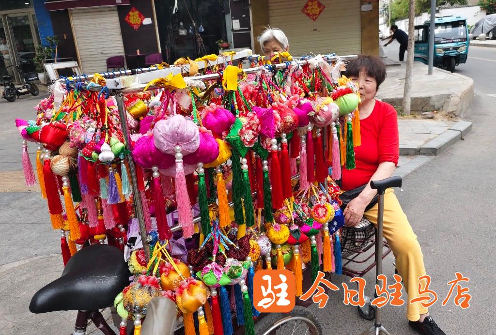 端午未至 香包先“火”！駐馬店街頭的傳統民俗“熱”起來