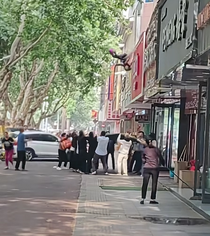 火到海外！百岁老人3楼坠落，驻马店众人稳稳接住
