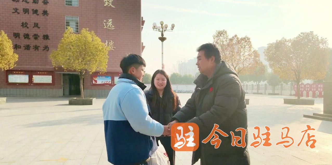 寒夜街頭的暖心攙扶 平輿少年的無聲善舉