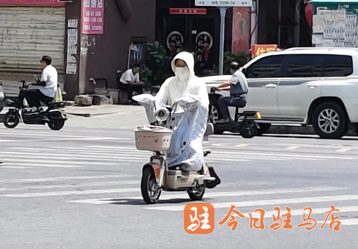 夏季骑行“全副武装”隐患不小交警:防晒别忘安全视野必须留足(图1)