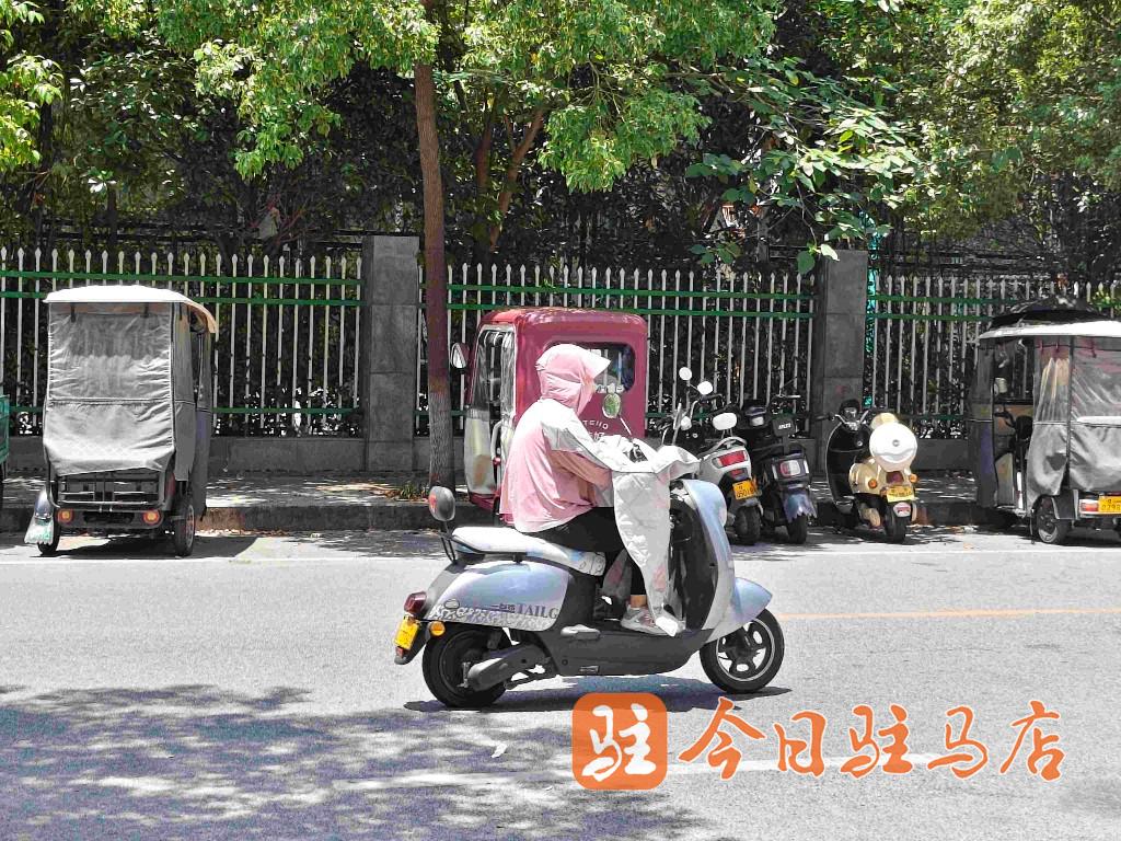 夏季骑行“全副武装”隐患不小交警:防晒别忘安全视野必须留足(图2)