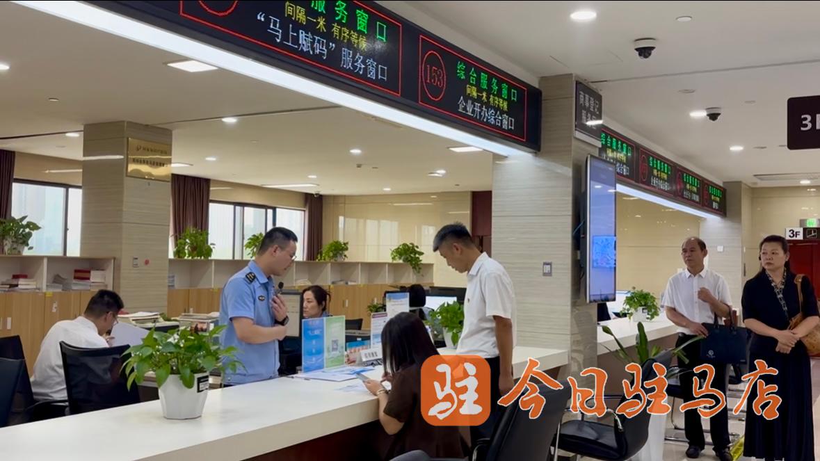 “扫码入企”零距离 领照赋码一次办