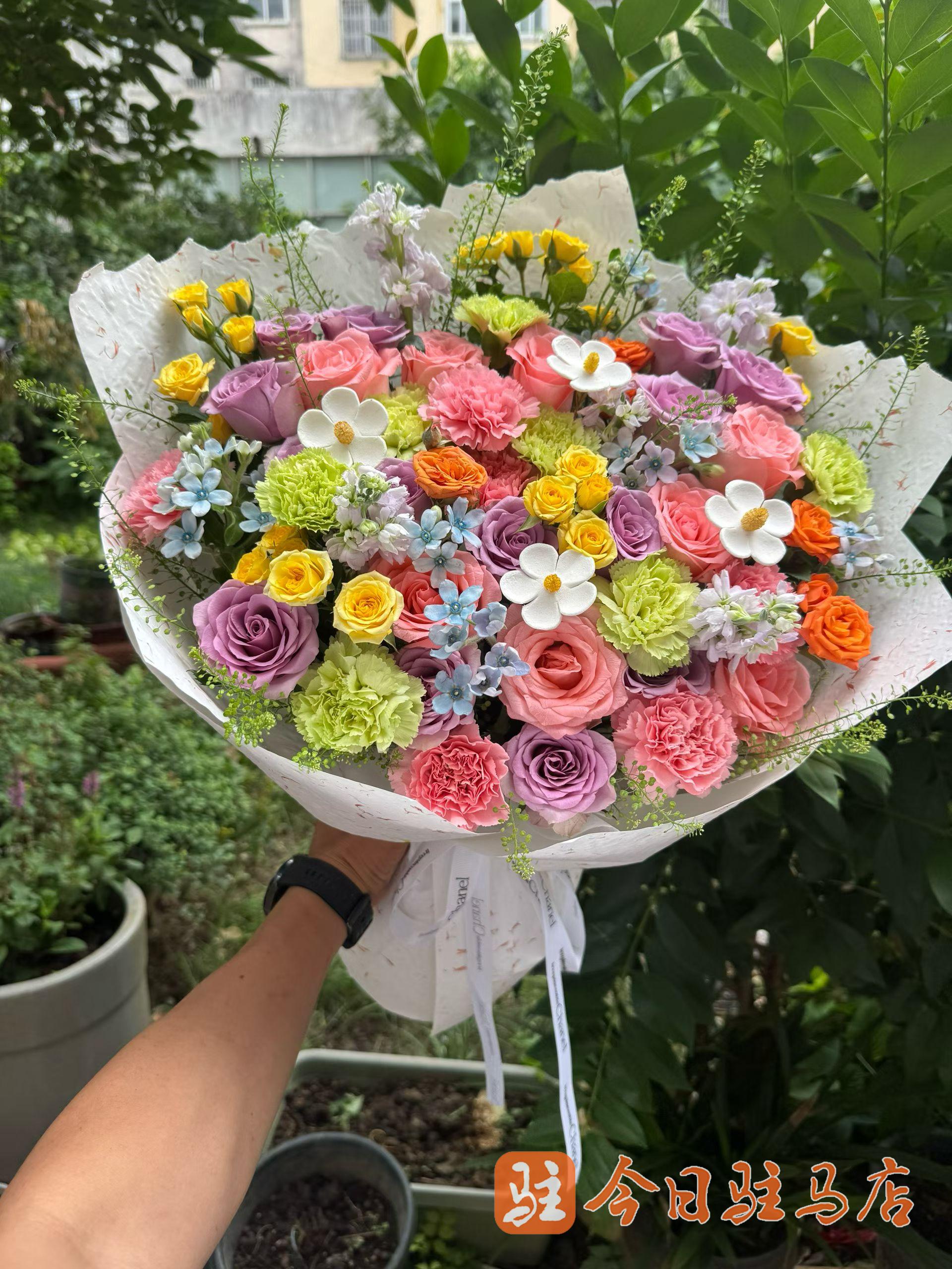 七夕将至鲜花俏 缤纷花束寄深情